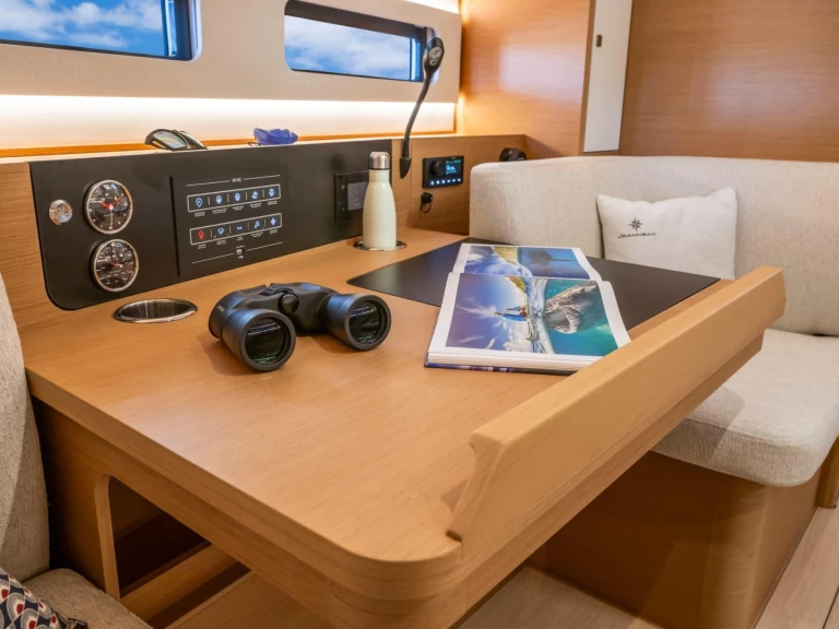 Sailboat to hire Níkiti at the best price