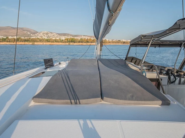Charter a Fountaine Pajot Astrea 42 in Lávrio on Samboat