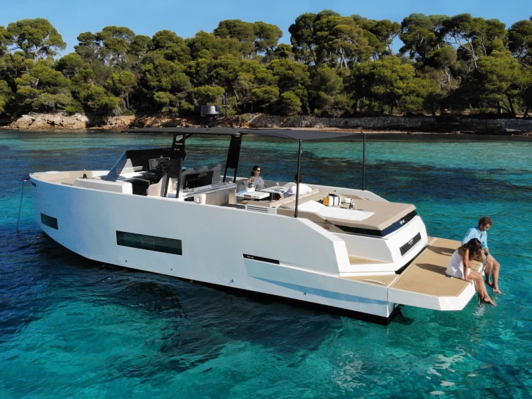 Hire Motorboat De Antonio with a boat licence