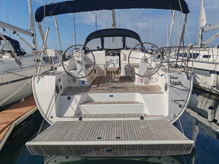 Sailboat to hire Drage at the best price