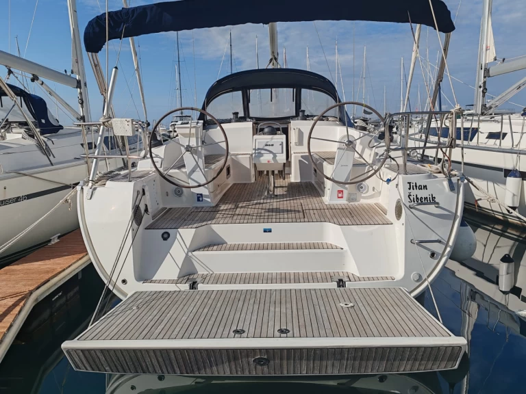 Sailboat to hire Drage at the best price