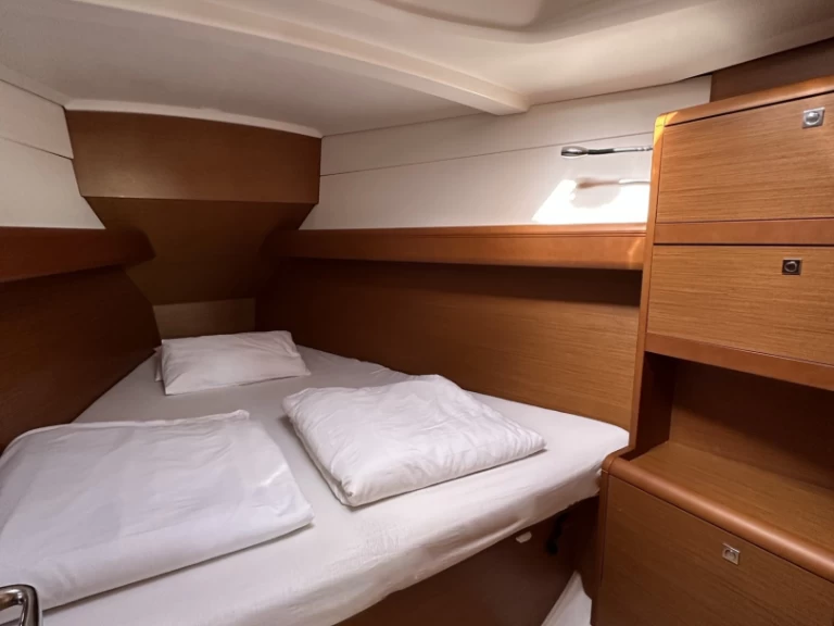 Charter a Jeanneau Sun Odyssey 389 in Drage on Samboat