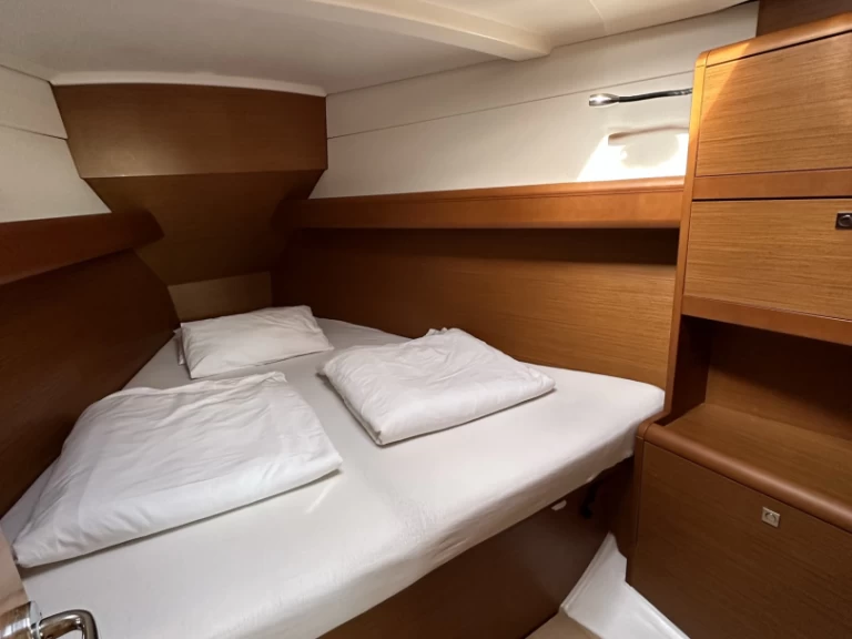 Hire Sailboat with or without skipper Jeanneau Drage