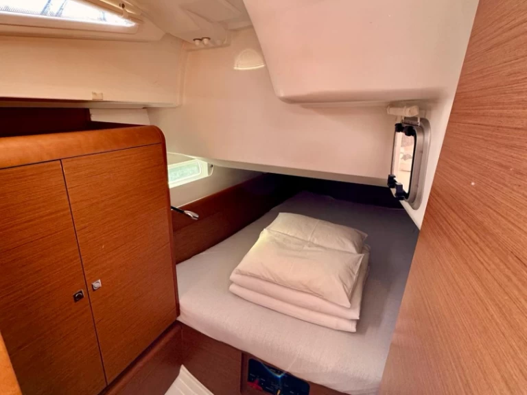Jeanneau Sun Odyssey 419 charter bareboat or skippered in  Drage