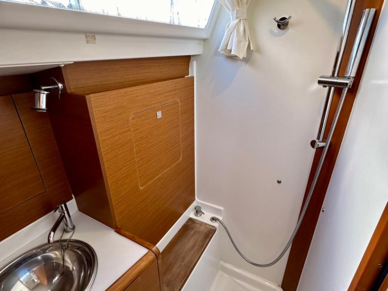 Hire Sailboat with or without skipper Jeanneau Sukošan