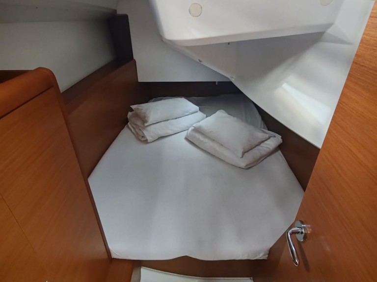 Hire Sailboat with or without skipper Jeanneau Drage