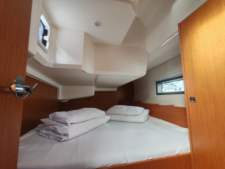 Charter a Bavaria Bavaria C42 in Drage on Samboat