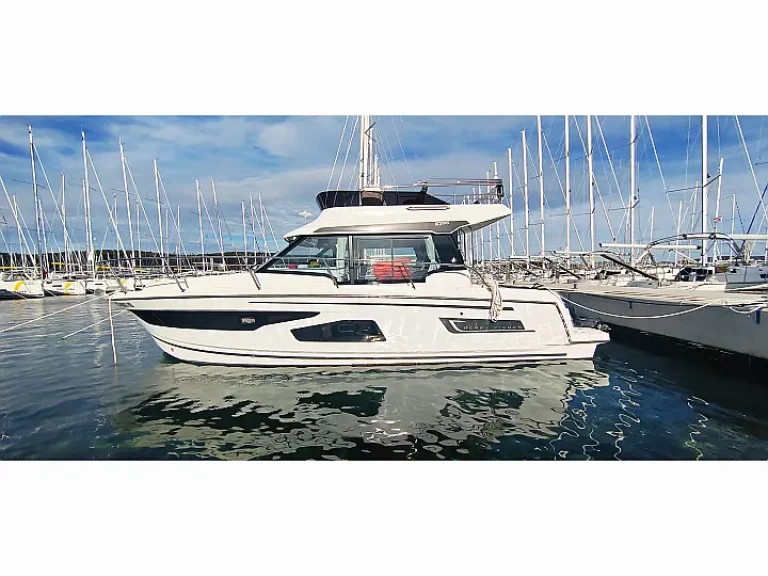 Hire Motorboat Jeanneau with a boat licence