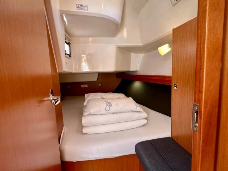 Sailboat hire in Drage - Bavaria Cruiser 37