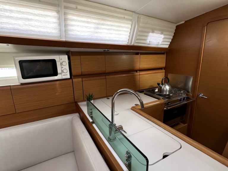 Hire Sailboat Jeanneau with a boat licence