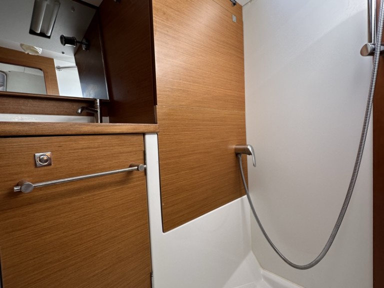 Hire Sailboat Jeanneau with a boat licence