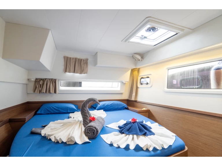 Catamaran hire in Eden Island - Lagoon Lagoon 42