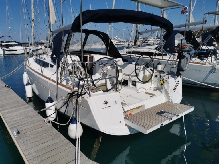 Hire Sailboat Jeanneau with a boat licence