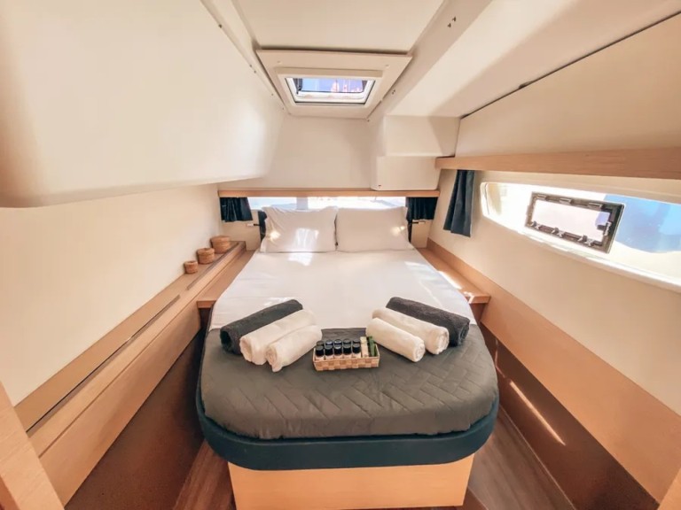 Hire Catamaran Fountaine Pajot with a boat licence