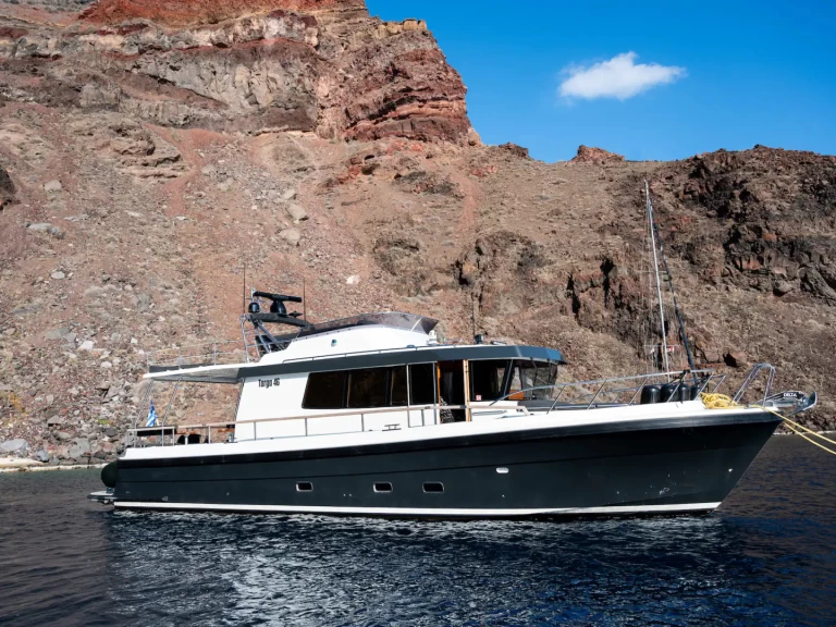 Hire Luxury Yacht Targa with a boat licence