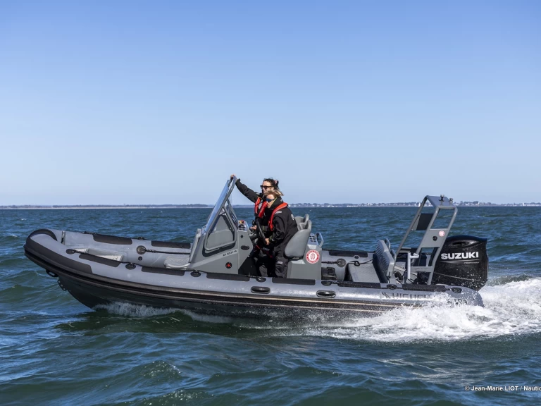 Hire RIB Highfield with a boat licence