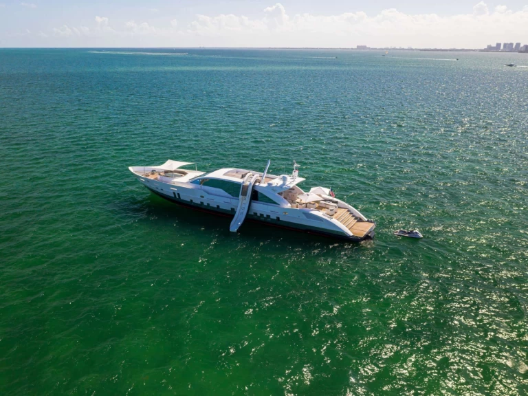 Hire Luxury Yacht Tecnomar with a boat licence