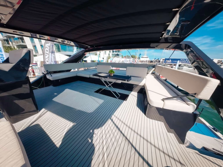 Luxury Yacht to hire Paradise Island at the best price