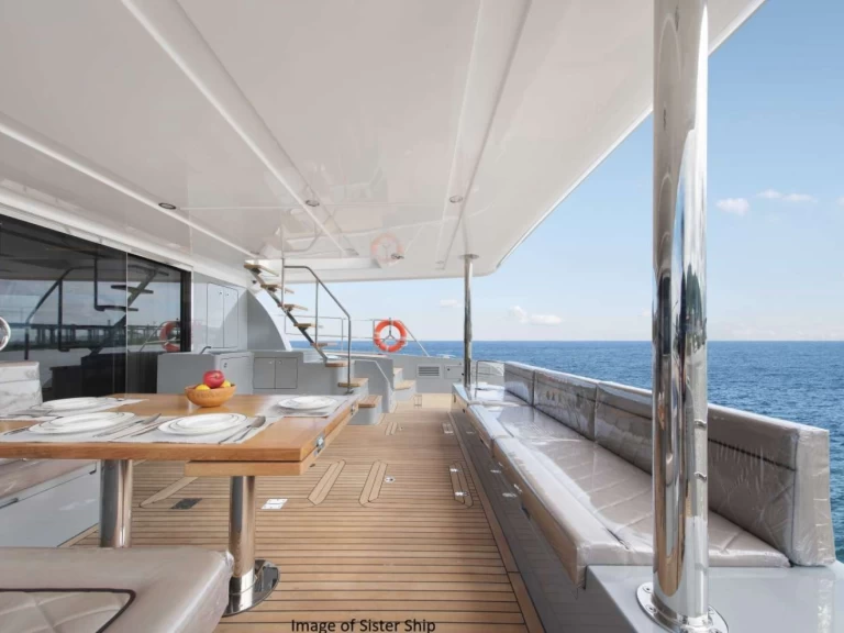 Hire Luxury Yacht HeySea with a boat licence