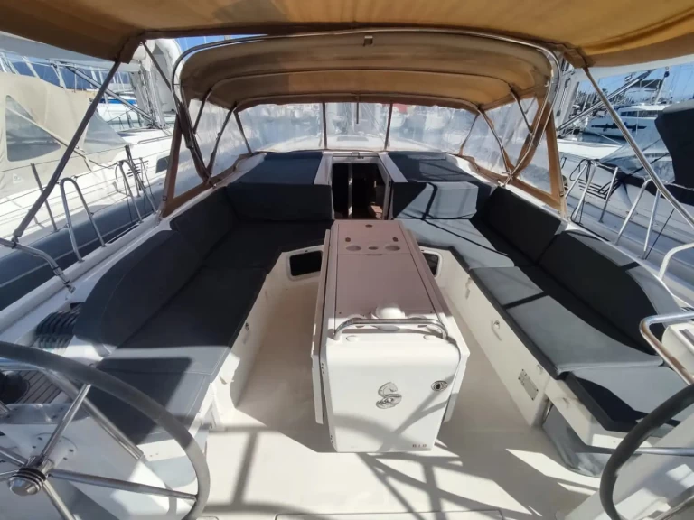 Hire Sailboat Bénéteau with a boat licence