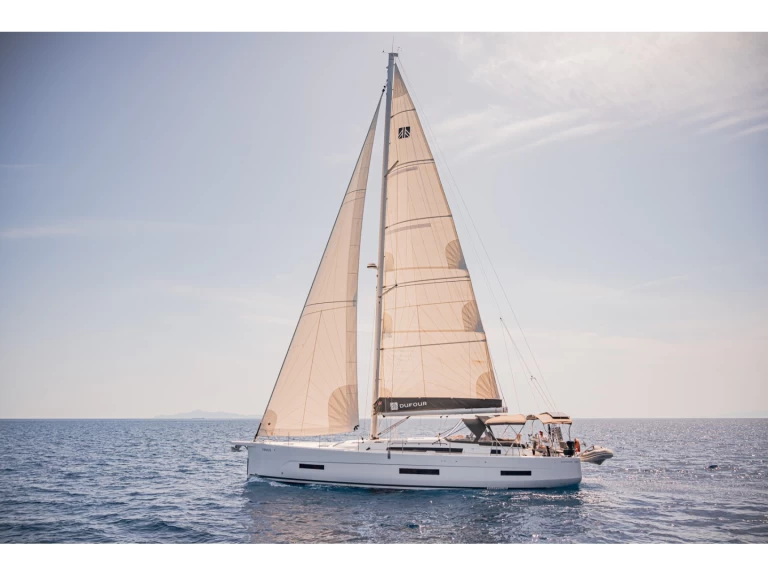 Sailboat to hire Alimos at the best price