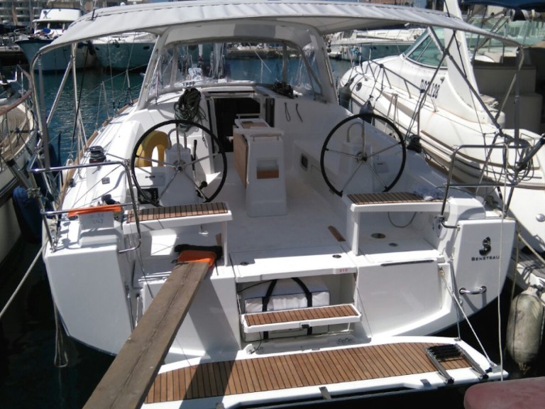 Charter a Bénéteau Oceanis 38 in Procida on Samboat