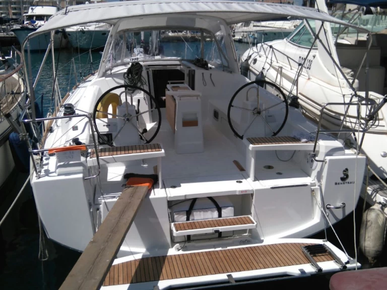 Charter a Bénéteau Oceanis 38 in Procida on Samboat