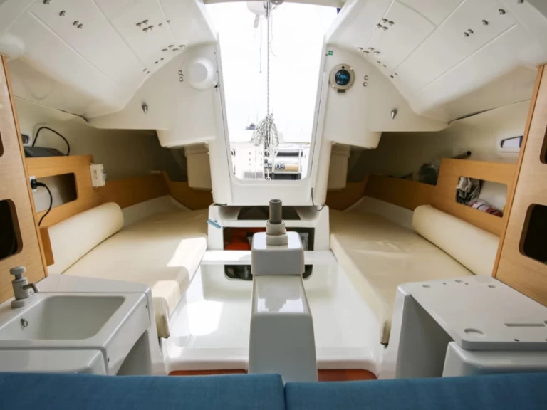 Hire Sailboat Bénéteau with a boat licence