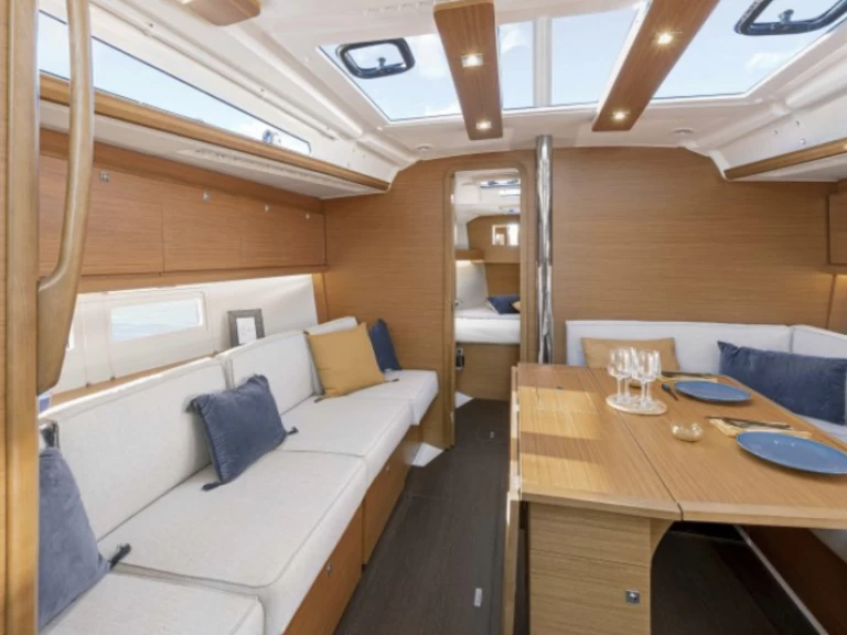 Sailboat hire in Port-Camargue - Dufour Dufour 390 Grand Large