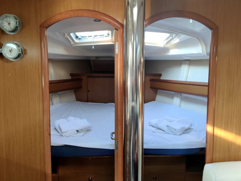 Hire Sailboat Jeanneau with a boat licence