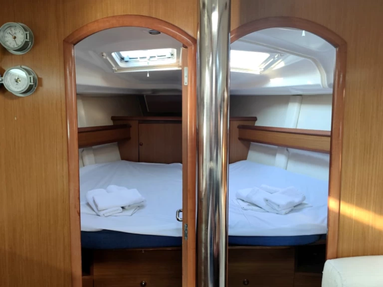 Hire Sailboat Jeanneau with a boat licence