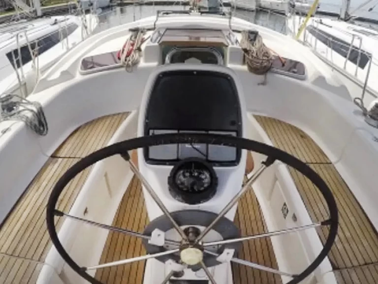 Sailboat to hire Nikiána at the best price