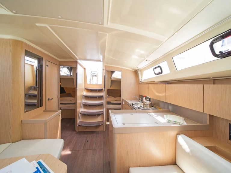 Hire a Bénéteau Oceanis 41.1 Nikiána