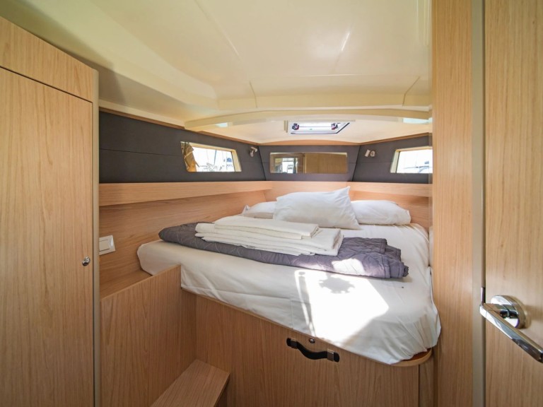 Charter a Bénéteau Oceanis 41.1 in Nikiána on Samboat