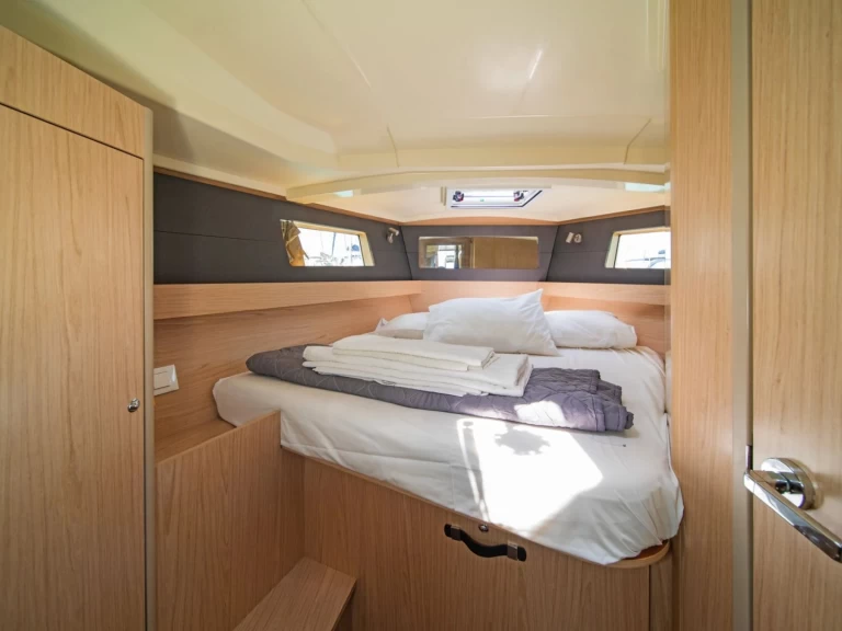 Charter a Bénéteau Oceanis 41.1 in Nikiána on Samboat