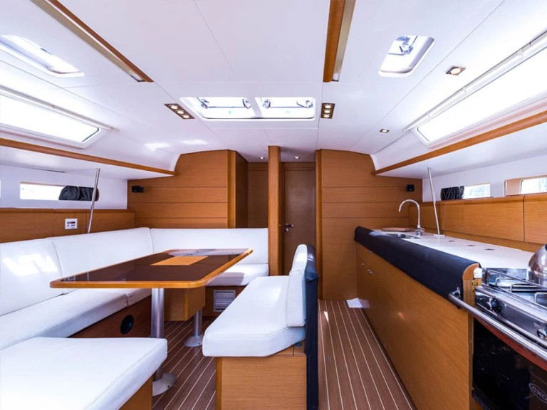 Hire Sailboat with or without skipper Jeanneau Nikiána