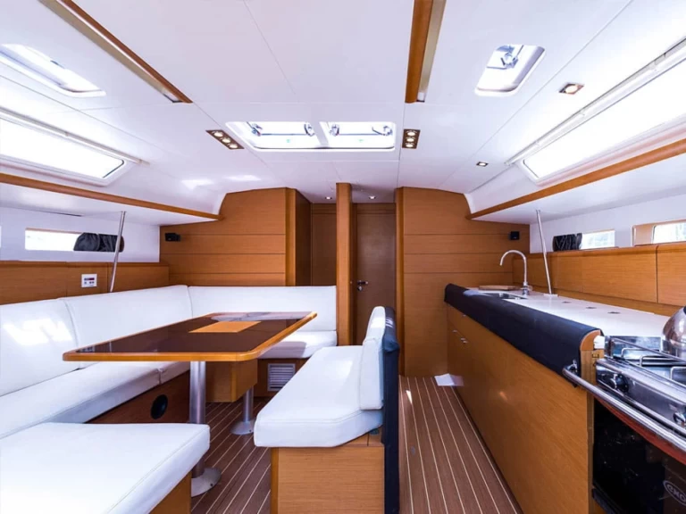 Hire Sailboat with or without skipper Jeanneau Nikiána