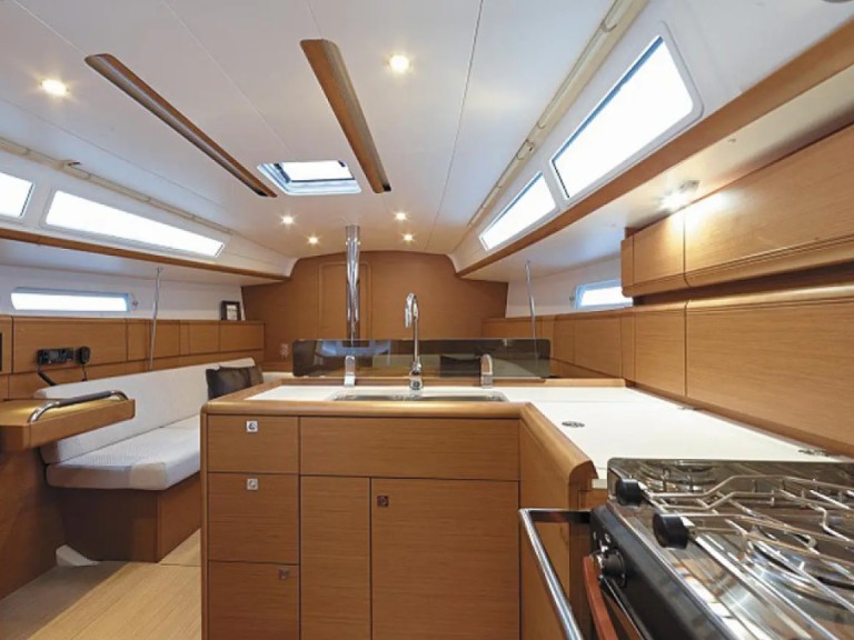 Hire Sailboat with or without skipper Jeanneau Lefkáda