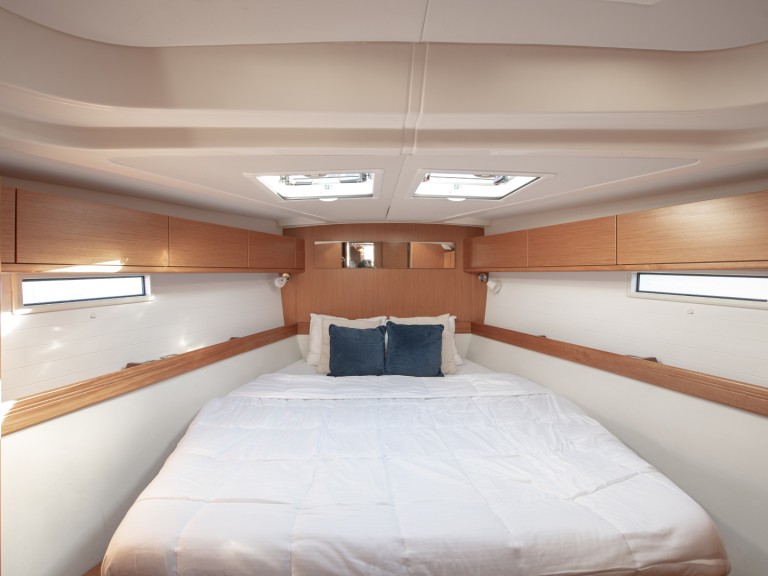 Charter a Bavaria Cruiser 51 in Lávrio on Samboat