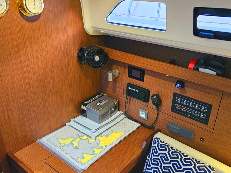 Hire Sailboat Bénéteau with a boat licence