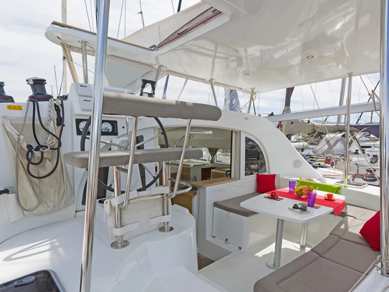 Yacht charter Lávrio - Lagoon Lagoon 380 S2 on SamBoat