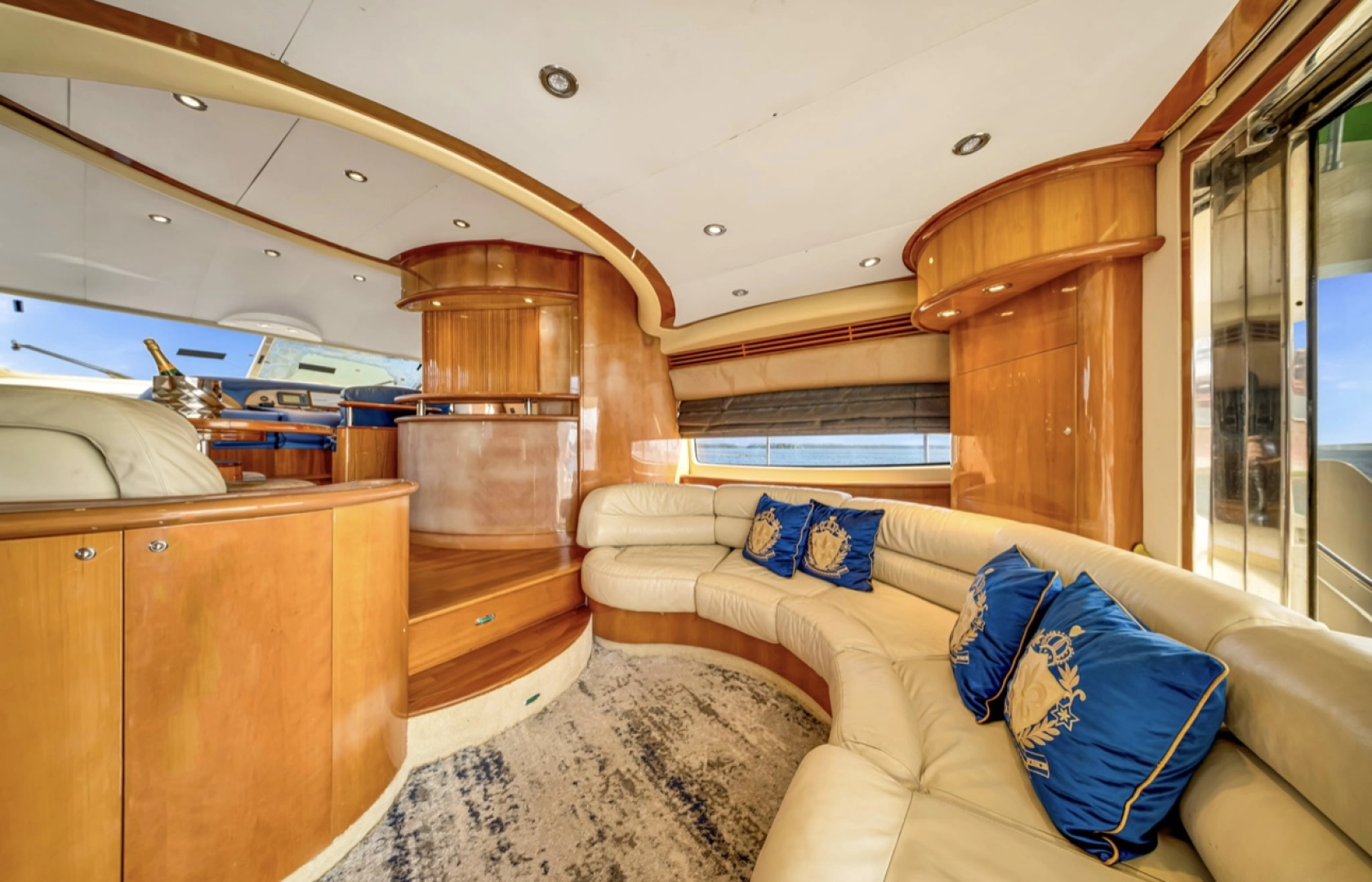 Hire Luxury Yacht Aicon with a boat licence