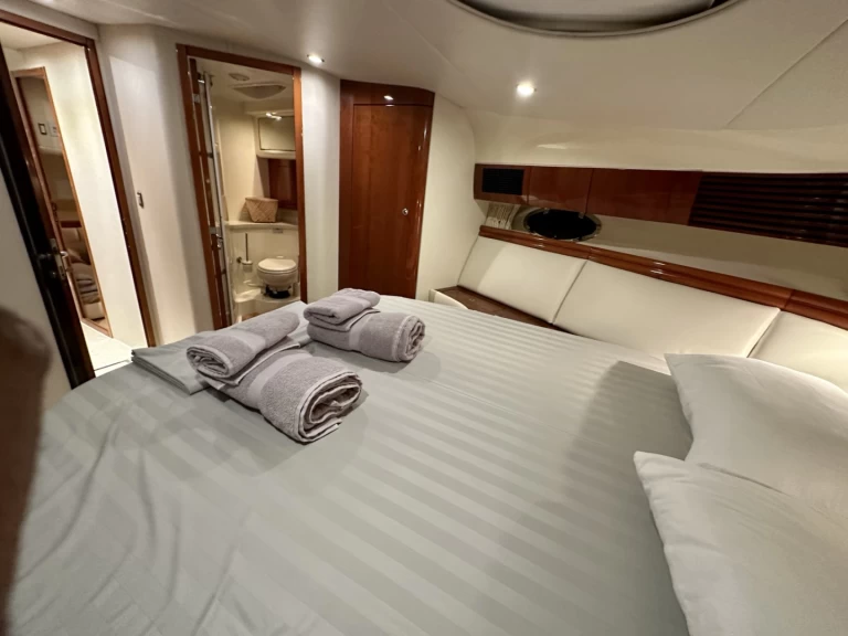 Hire Motorboat Fairline with a boat licence