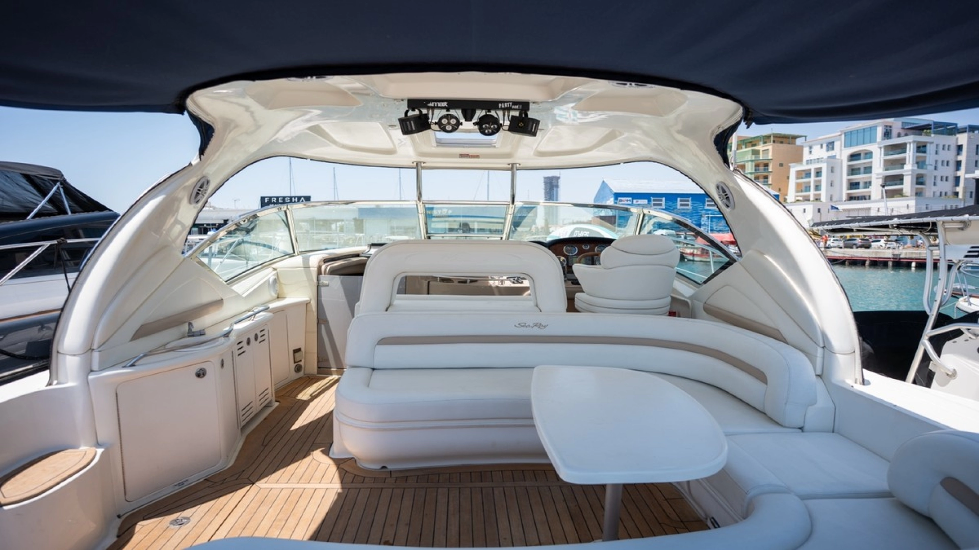 Hire Motorboat Sea Ray with a boat licence