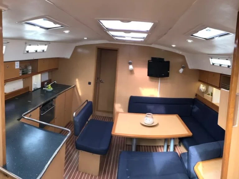 Hire Sailboat Bavaria with a boat licence