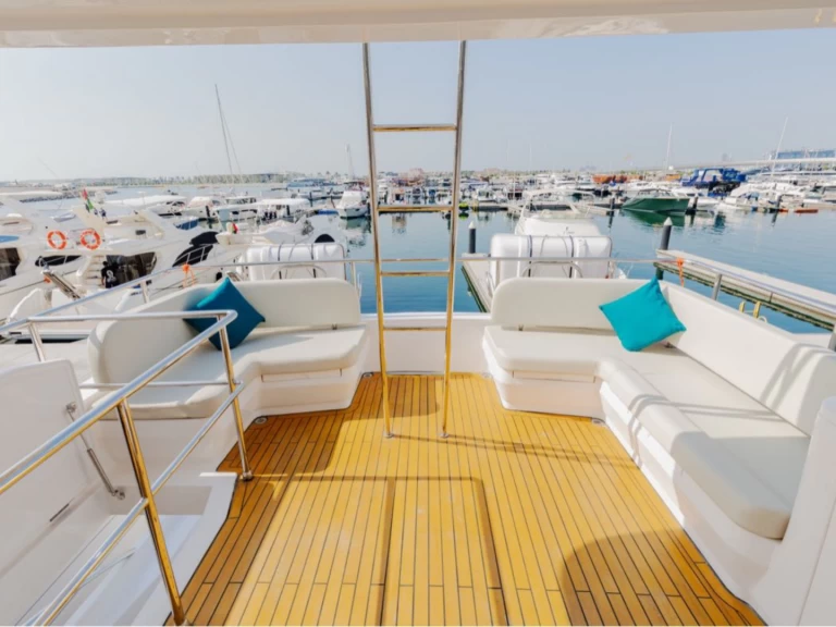 Hire Luxury Yacht Gala with a boat licence