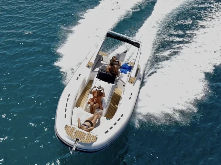 Charter a Tiger 850 in Saint-Martin-de-Ré on Samboat