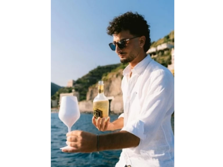 Hire Motorboat Apreamare with a boat licence