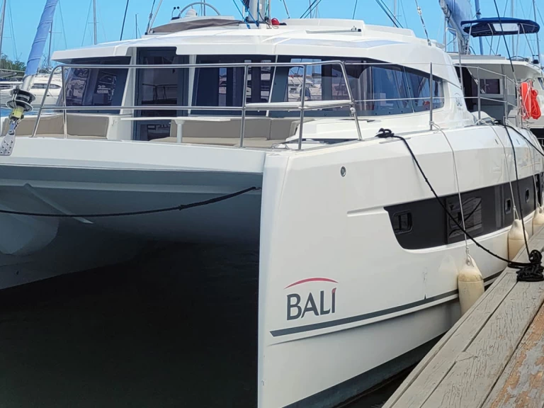 Catamaran to hire Marsh Harbour at the best price