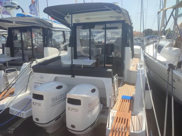 Hire Motorboat Jeanneau with a boat licence